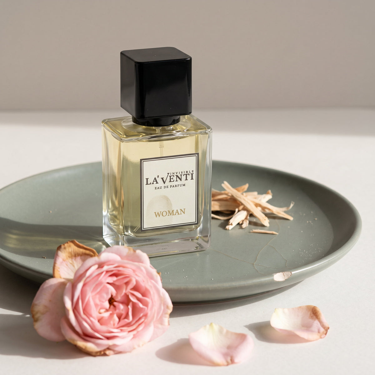 Parfum La'Venti cu note de trandafir si lemn de santal