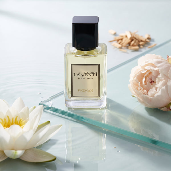 Parfum La'Venti cu note de nufar, bujor si lemn de santal