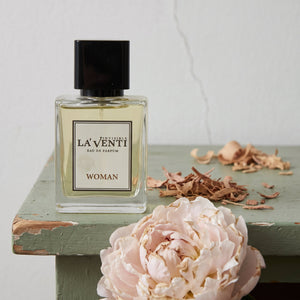 Parfum La'Venti cu note de bujor, lemn de cedru si santal