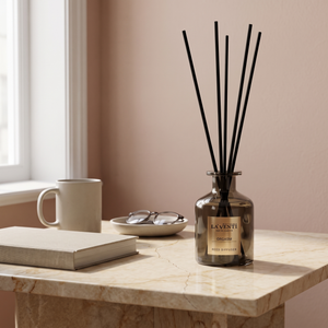 Difuzor de cameră La'Venti Orgasm pe noptiera de marmură, lângă carte și cană — mărime reală, 35 cm cu bețișoare